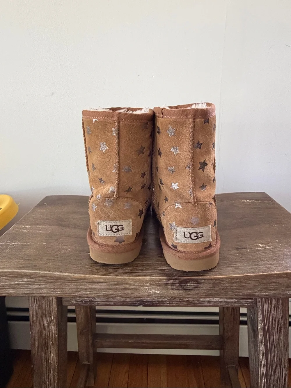 UGG Kids Tan Star-Print Shearling Boots size 1.